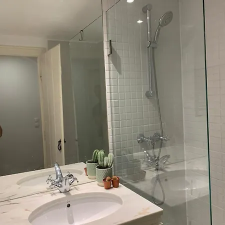 Bedrooms In Lisbon's Bairro Alto In Shared Lisbon
