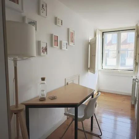 홈스테이 Bedrooms In Lisbon's Bairro Alto In Shared 리스본