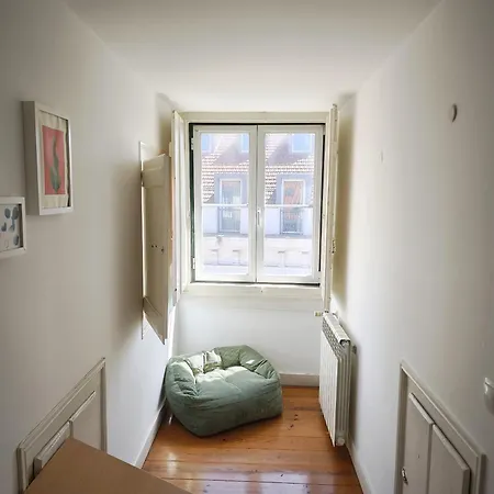 Bedrooms In Lisbon's Bairro Alto In Shared 홈스테이