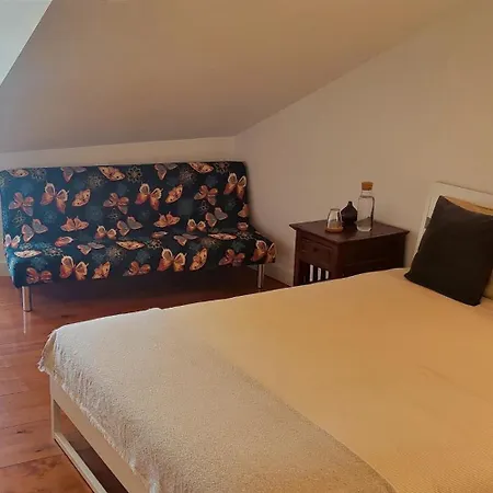 ホームステイ Bedrooms In Lisbon's Bairro Alto In Shared *