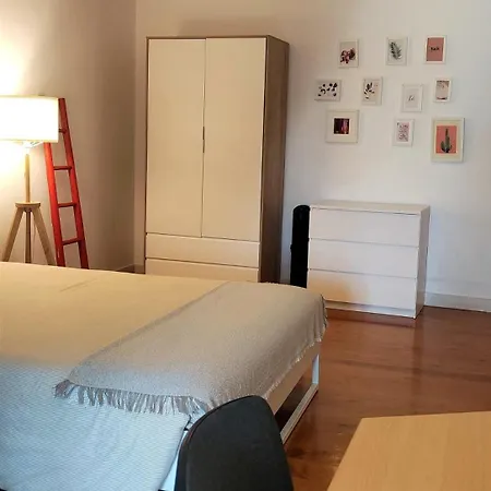 Bedrooms In Lisbon's Bairro Alto In Shared * リスボン