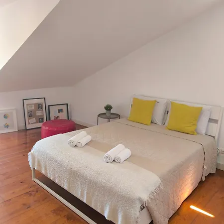 Bedrooms In Lisbon's Bairro Alto In Shared Lizbona