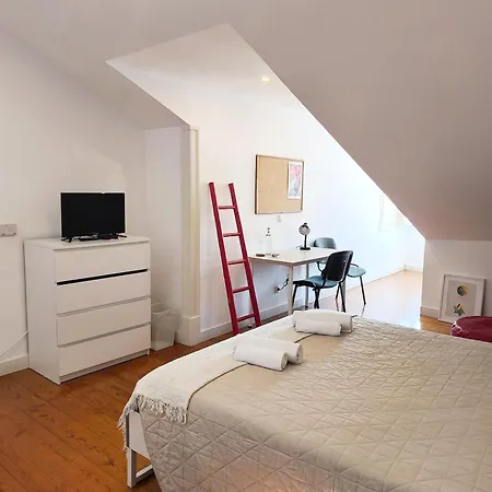 Bedrooms In Lisbon's Bairro Alto In Shared 홈스테이 *