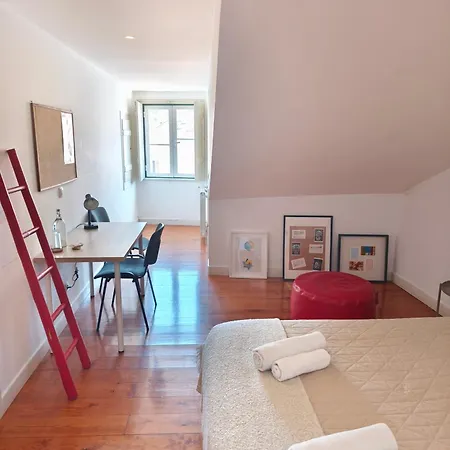 Bedrooms In Lisbon's Bairro Alto In Shared Kwatera prywatna